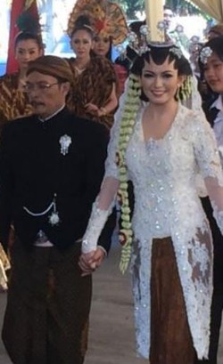 Ini Makna Kain Batik Sidomukti yang Dipakai Gibran-Selvi Saat Akad Nikah