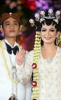 Arti Mendalam di Balik Kebaya Pengantin Bersulam Emas Gibran dan Selvi