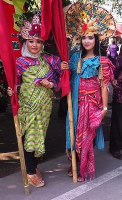 Penari Karnaval Pernikahan Anak Jokowi Kreatif Olah Batik Jadi Kostum Heboh