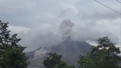 Gunung Sinabung Luncurkan Awan Panas Mengarah ke Selatan