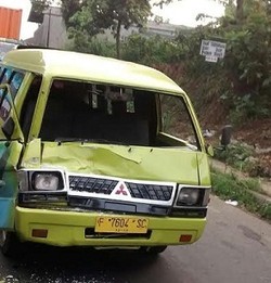 Ugal-ugalan, Angkot Tabrak Truk di Caringin Bogor
