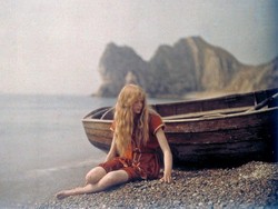 Misteri Gadis Merah di Foto-foto Tahun 1913 Terungkap