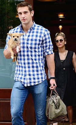 Bukan Chris Martin, Pria Tampan Ini yang Kawal Jennifer Lawrence Kemanapun