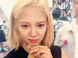 Mengintip Proses Potong Rambut Pendek Hyoyeon SNSD