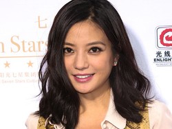 Terlalu Cantik, Aktris Zhao Wei Dituntut Seorang Pria