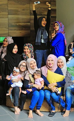 Gaya Kasual Nan Stylish Para Hijabers Saat Datang ke Arisan