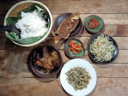 Dapur Sambal: Gurihnya Bebek Rempah Dicocol Sambal Bawang yang Pedas Mantap