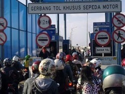Asyik, Motor Gratis Lewat Tol Jembatan Suramadu Mulai Pukul 00.00