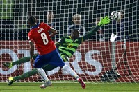 Chile memecahkan kebuntuan melalui penalti Arturo Vidal pada menit ke-67. Vidal menjebol gawang Ekuador lewat titik putih setelah dia dilanggar Miller Bolanos di area terlarang. Henry Romero/Reuters/detikFoto.