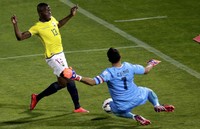 Claudio Bravo berusaha mengamankan gawangnya dari serangan Enner Valencia. Ueslei Marcelin/Reuters/detikFoto.