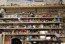 Guru Lelang Mainan Koleksi Demi Bocah Tak Dikenal yang Sakit Kronis