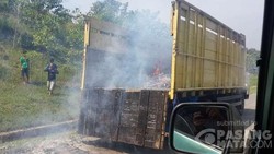 Ada Truk Muatan Kayu Terbakar di KM 109 Tol Cipularang Arah Bandung