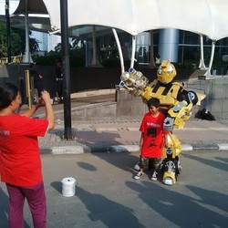 Robot Bumblebee Beraksi di Car Free Day, Anak-anak Girang Ajak Berfoto