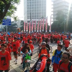 Berkaos Merah, Ratusan Orang Peringati Bulan Bung Karno di Car Free Day