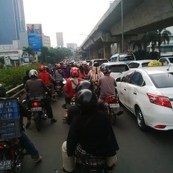 Peziarah Masih Berdatangan ke Karet, Lalin di Bawah JLNT Macet Panjang