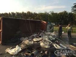 Truk Terguling di KM 72+200 Tol Cikampek, Lalu Lintas Tersendat