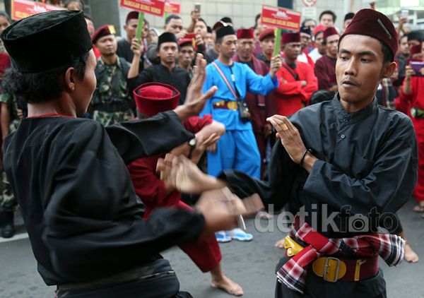 Pesilat Unjuk Kebolehan di Bundaran HI