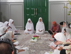 Pengajian Buka Acara Tujuh Bulanan Raffi dan Nagita