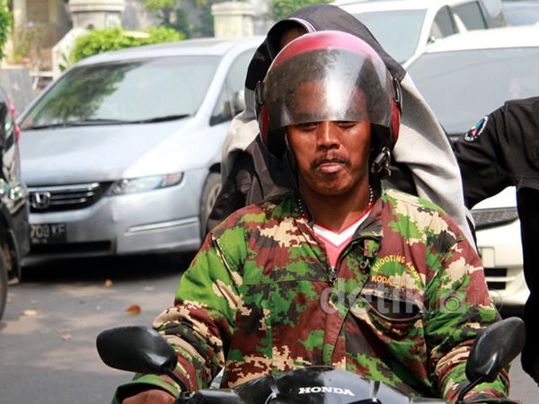 Datang ke Tujuh Bulanan, Raffi Ahmad Naik Ojek