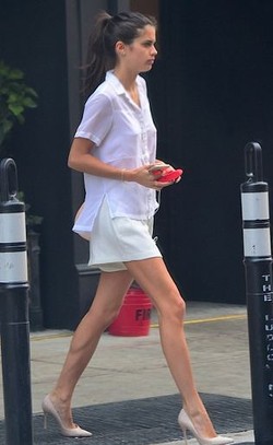 Harry Styles One Direction Mesra dengan Model Victorias Secret