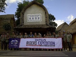 Risers Disambut Tarian dan Musik Selamat Datang di Rumah Adat Dusun Sade