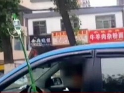 Walah, Seorang Wanita Nyetir Mobil dengan Lengan Masih Diinfus