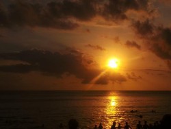 Sunset di Pantai Dreamland Bali, Pesonanya Bikin Betah!