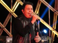 Terhanyut Suara Merdu Tulus di Jazz Gunung 2015
