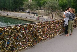 Gembok Cinta yang Masih Tersisa di Paris