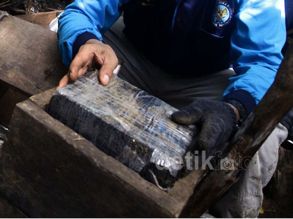 Petugas Juga Temukan Alat Pres Ganja