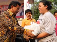 Warga Manggarai Terima Sembako Gratis