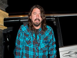 Dave Grohl Patah Kaki Saat Manggung, Foo Fighters Batalkan Dua Konser