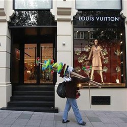 Hermes dan LV Bebas PPnBM, Orang RI Tak Lagi Belanja ke Singapura