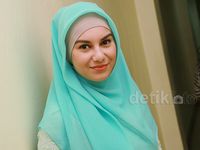 Berhijab, Irish Bella Makin Cantik Bikin Pria Tak Berkedip