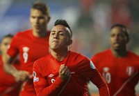 Dalam pertandingan yang berlangsung di Estadio German Becker, Temuco, Chile, Senein (15/6/2015) pagi WIB, Brasil kecolongan pada menit-menit awal laga. Peru mampu mencetak gol lewat Christian Cuevas pada menit ketiga. REUTERS/Ricardo Moraes.