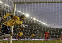 Keunggulan itu tak bertahan lama, Brasil langsung bisa menyamakan kedudukan dua menit berselang. Gol itu tercipta lewat tandukan Neymar meneruskan umpan silang dari Dani Alves dari sisi kanan permainan. REUTERS/Ueslei Marcelino.