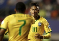 Brasil yang terus menyerang, akhirnya bisa memecah kebuntuan pada masa injury time. Berawal dari umpan mendatar Neymar, Douglas Costa bisa menceploskan bola ke dalam gawang yang dikawal oleh Pedro Gallese. Tak lama kemudian pertandingan selesai, Brasil pun menang dengan skor akhir 2-1. REUTERS/Ricardo Moraes.