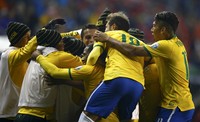 Dengan kemenangan ini, Brasil berhasil mengumpulkan tiga poin, sama dengan raihan Venezuela. Sementara itu, Peru yang menelan kekalahan bernasib sama dengan Kolombia. REUTERS/Ricardo Moraes.
