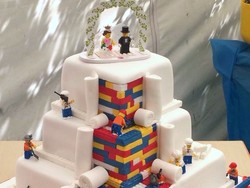Unik Banget! Kue Pengantin Ini Berbentuk Lego