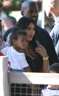 Kim Kardashian dan Kanye West Rayakan Ultah ke-2 North West di Disneyland