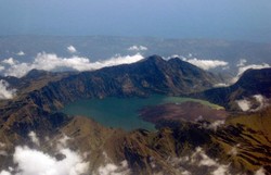Yang Jarang Orang Lihat, Gunung Rinjani dari Ketinggian 30 Ribu Kaki