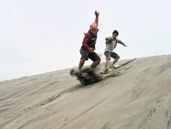 Yang Seru Buat Anak Muda di Yogyakarta, Sandboarding di Gumuk Pasir