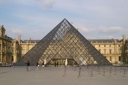 Indahnya Piramida Louvre, Landmark Unik Kota Paris