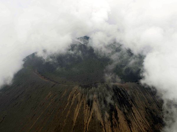 Gunung Asama di Jepang Meletus