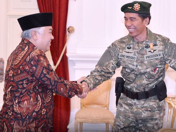 Terima Din Syamsuddin, Jokowi Pakai Baju Militer