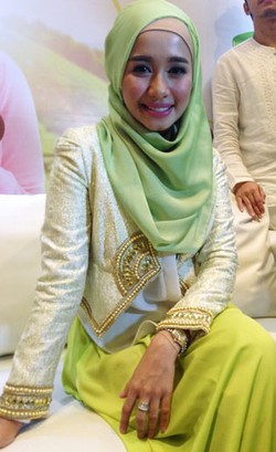 Foto: Penampilan Laudya Cynthia Bella dengan Kreasi Jilbab Hijau