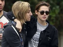 Sang Ibu Bantah Setujui Asmara Kristen Stewart dengan Kekasih Wanitanya