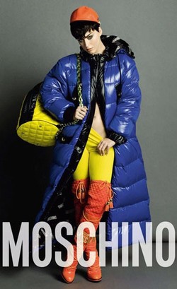 Katy Perry Hampir Tak Berbusana di Iklan Moschino