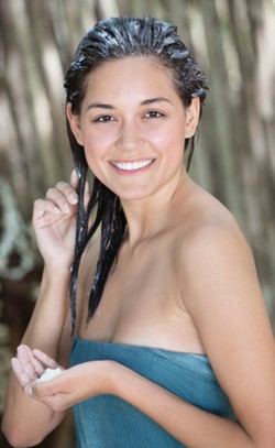 Ini Cara Keramas yang Benar Agar Kulit Kepala Sehat