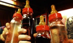 Setelah Tren Ngenyot Susu Kini di Paris Bisa Ngenyot Wine dari Botol Susu Bayi